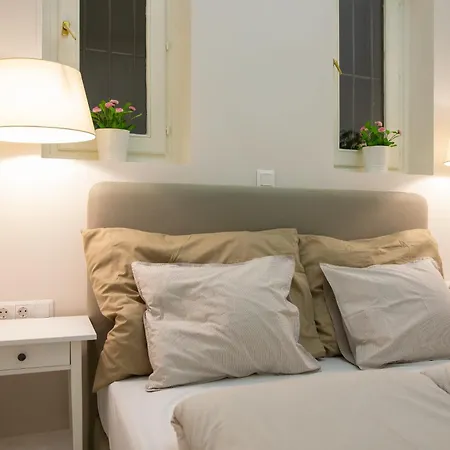 Hidden Getaway With Two Bedroom By The St Stephen's Basilica Apartman *